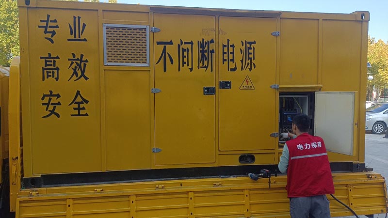 德钦柴油发电机组和UPS电源配合使用时，如何避免切换过程中的电力中断？